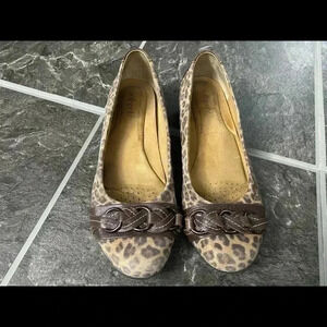 Softspots Cheetah Flats. Size 9M.